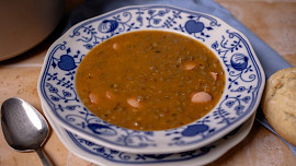 Čočková polévka s párkem podle ČSN: Pochutnávejte si na této polévce po celý rok