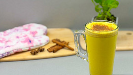 Kurkumové latté prohřeje a donutí se zastavit. Zkuste ho podle videonávodu