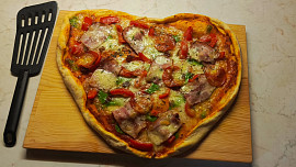 Jak udělat rychlou pizzu? Funkci droždí zastane kypřicí prášek do pečiva