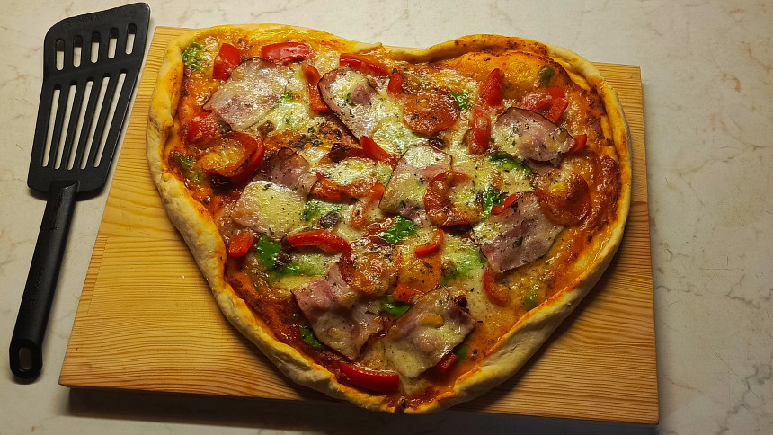 Jak udělat rychlou pizzu? Funkci droždí zastane kypřicí prášek do pečiva