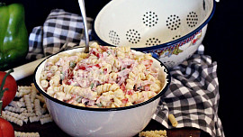 Těstovinový salát: Vyzkoušejte ho jako lehkou večeři nebo svačinový oběd do práce