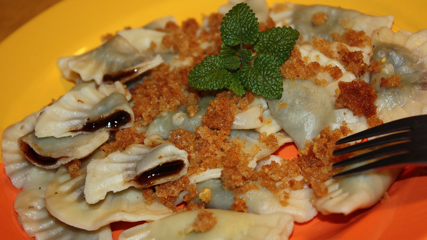 Jak udělat pirohy se sladkou nebo slanou náplní. Vyberte si těsto, vaření je rychlé