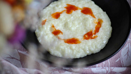 Mléčná rýže je výtečným dezertem, který báječně chutná zastudena s ovocem