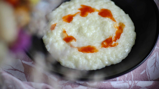 Mléčná rýže je výtečným dezertem, který báječně chutná zastudena s ovocem