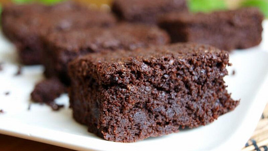 Vychutnejte si brownies plné čokolády. S videem je postup snadný a výsledek dokonalý