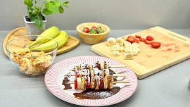 Mini vaflový špíz vás nadchne. Je plný ovoce a báječně chutná. Video vás ho naučí