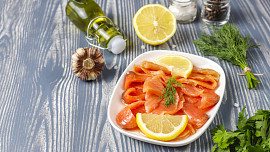 Královský salát podle ČSN: Vychutnejte si uzeného lososa v nezvyklé kombinaci