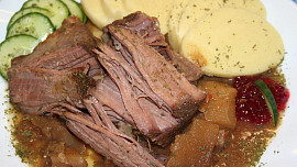 15 pokrmů z pomalého hrnce: Kromě chutných hlavních jídel v něm připravíte i škvarky