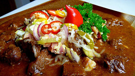 Čím srazit pálivou chuť guláše? 5 snadných tipů, které zachrání váš oběd