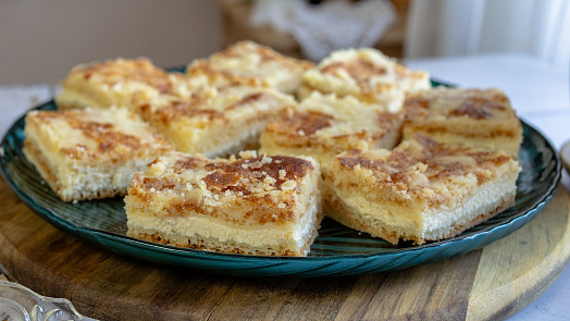 Švédský sypaný koláč podle videoreceptu: S tvarohovou náplní chutná luxusně