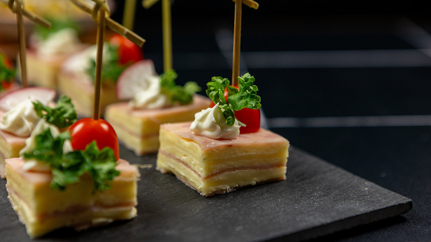 Jak udělat bruselské řezy? Luxusní pohoštění zvládnete podle videa během chvilky