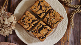 Zakázaná buchta: Ořechovým řezům s krémem ze zkaramelizovaného Salka prostě neodoláte