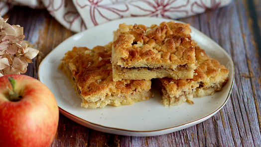 Hraběnčiny řezy plné jablíček všichni milujeme. Pojďte je upéct podle videonávodu