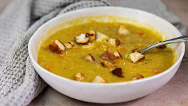 Hrachová polévka s uzeným bůčkem podle ČSN: Polévka, která zasytí i zahřeje