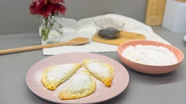 Tvarohové šátečky lze upéct jen ze tří surovin. Sladké pečivo vás naučí videonávod