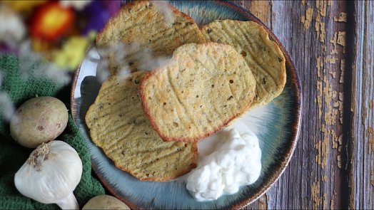 Jak upéct bramboráky v troubě? Zkuste podle videa snadný postup s minimem tuku