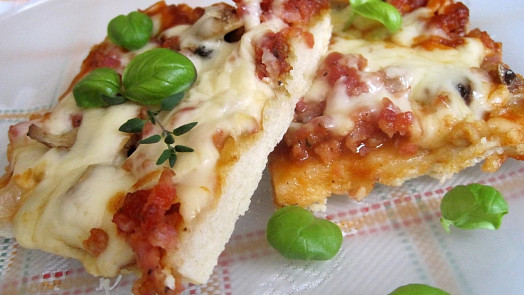 Jak upéct skvělou pizzu? Podle videoreceptu ji můžete připravit na celý plech