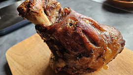 Jak vykostit vepřové koleno? S přípravou vám napomůže snadný videonávod