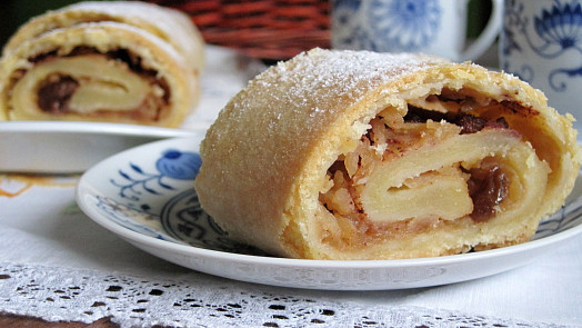 Jak upéct štrúdl z tvarohového těsta? Snadné těsto ze 3 surovin chutná báječně