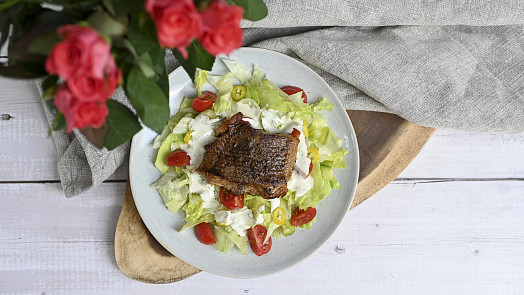 Lehký zeleninový salát s rybou na másle: Dopřejte si potřebnou dávku vitamínů