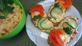 Co se dává do celerové pomazánky? Zkuste pomazánkové máslo a česnek podle videa