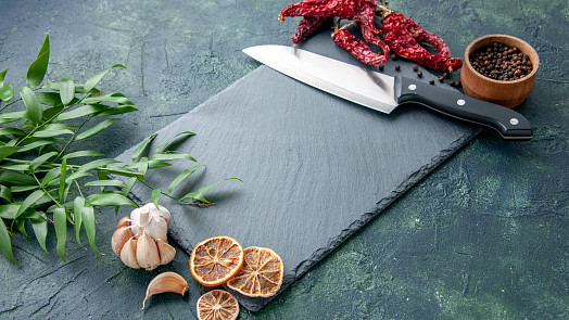 Přírodní kámen v kuchyni je trendy pro grilování, pečení a servírování pokrmů