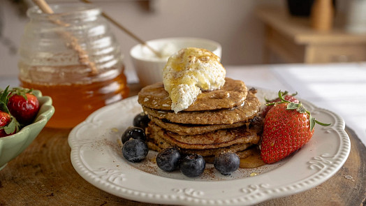 Lívance s ovesnými vločkami: Připravte si zdravou snídani bez cukru podle videoreceptu