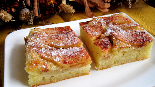 Voňavý tvarohový koláč s jablky: Připravte jednoduchý moučník k odpolední siestě