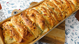 Znáte trhací chléb? Toto nápadité pohoštění není vůbec složité. Vyzkoušejte postup