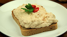 Rychlý Rumcajs salát: Připravte salát na chlebíčky či jednohubky mrknutím oka