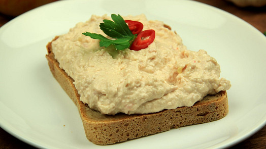 Rychlý Rumcajs salát: Připravte salát na chlebíčky či jednohubky mrknutím oka