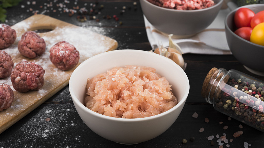 Jak docílit šťavnatých a skvěle ochucených karbanátků? Využijte šťávu z cibule