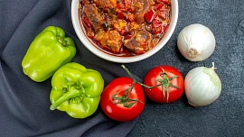 Maďarský guláš podle ČSN: Lehce pikantní pokrm plný hovězího a paprik vás nadchne