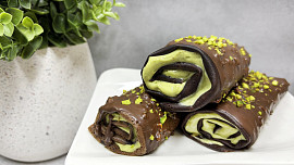 Čokopalačinky s pistáciovou náplní uchvátí každého. Videonávod ukáže, jak na ně