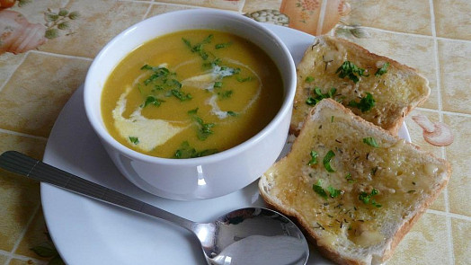 Zkuste přidat do zeleninových polévek a vývarů jablko a objevte nový chuťový rozměr