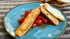 Jak upéct lososa? Nejlépe chutná pečený v alobalu nebo v papilotě s minimem koření