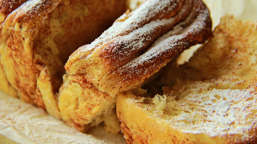 Skořicový trhací chléb vám udělá ráno krásné. Vychutnejte si jej s javorovým sirupem