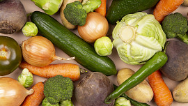 Zbytky zeleniny roztřídíme, prohlédneme, okrájíme a dobré části ještě zpracujeme