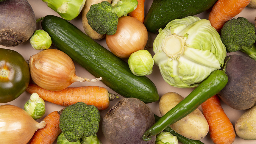 Zbytky zeleniny roztřídíme, prohlédneme, okrájíme a dobré části ještě zpracujeme