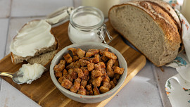 15 lahodných pokrmů se škvarky: Připravte si chutnou pomazánku, pagáčky či chleba