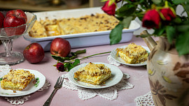 Jablečný koláč s pudinkem a piškoty vám připomene dětství. Je snadný podle videonávodu