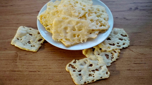 Sýrové chipsy z plátkového sýra: Rychlovka pro návštěvu, která už stojí za dveřmi