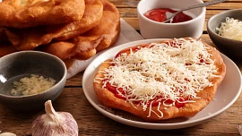 Jak na langoše? Kromě výběru mouky záleží i na správném tvarování a smažení