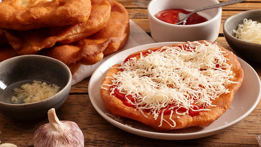 Jak na langoše? Kromě výběru mouky záleží i na správném tvarování a smažení