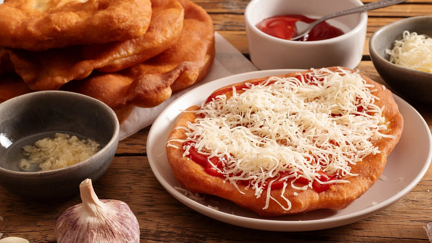 Jak na langoše? Kromě výběru mouky záleží i na správném tvarování a smažení