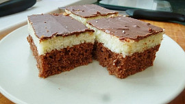 Znáte bounty mlsku? Oblíbenou sladkost s chutí kokosu můžete připravit i na plech