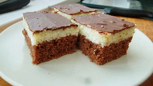 Znáte bounty mlsku? Oblíbenou sladkost s chutí kokosu můžete připravit i na plech