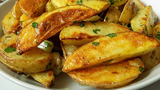 Brambory s česnekem k sobě prostě patří. Nejlepší tipy na báječné česnekové brambory