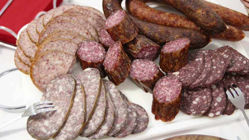 Zabijačkové speciality – maso, tlačenky, jitrnice či špek. Dieta musí jít stranou
