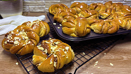 Švédské šneky kanelbullar voní kardamomem a dálkami. Zkuste je podle videonávodu